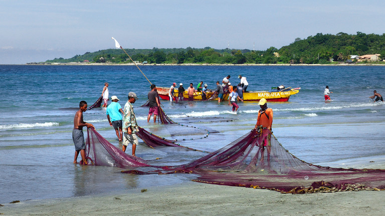 Artisanal fishermen in the Philippines. In a nation made up of 7,100 islands, small-scale fishing provides livelihoods to hundreds of thousands of people.  (Photo: Bernard Spragg. NZ, Creative Commons via Flickr)