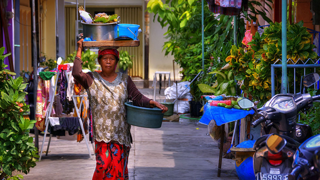 A street vendor sells produce in Surabaya, Indonesia (Photo: Schristia, Creative Commons, via Flickr)